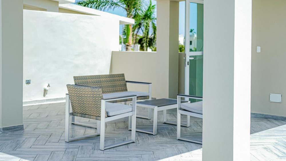 Muebles de terraza en los Apartamentos Beach de Playa Palmera Beach Resort